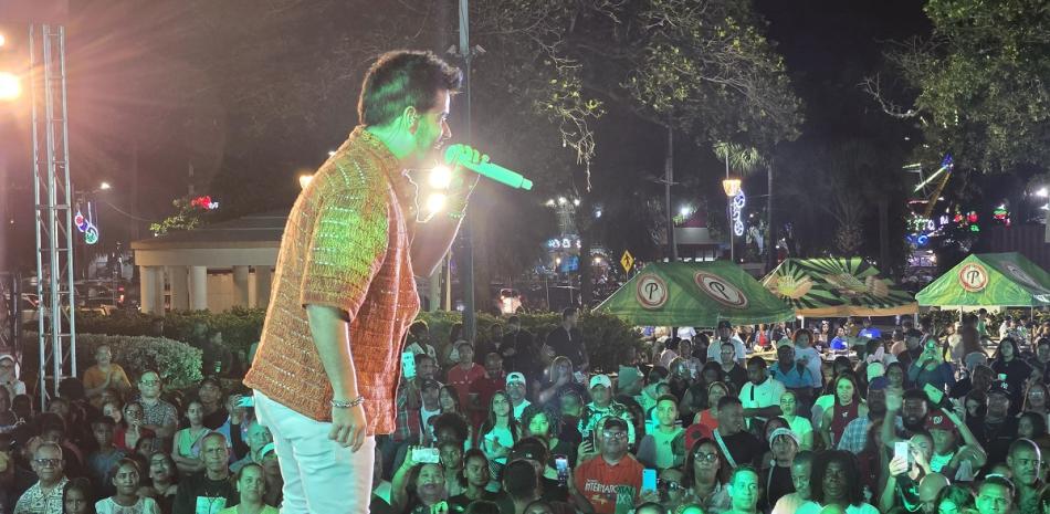 Manny Cruz durante su presentación en el concierto "Con la música en el corazón del pueblo", el sábado 28 de diciembre 2024 en la capital dominicana.