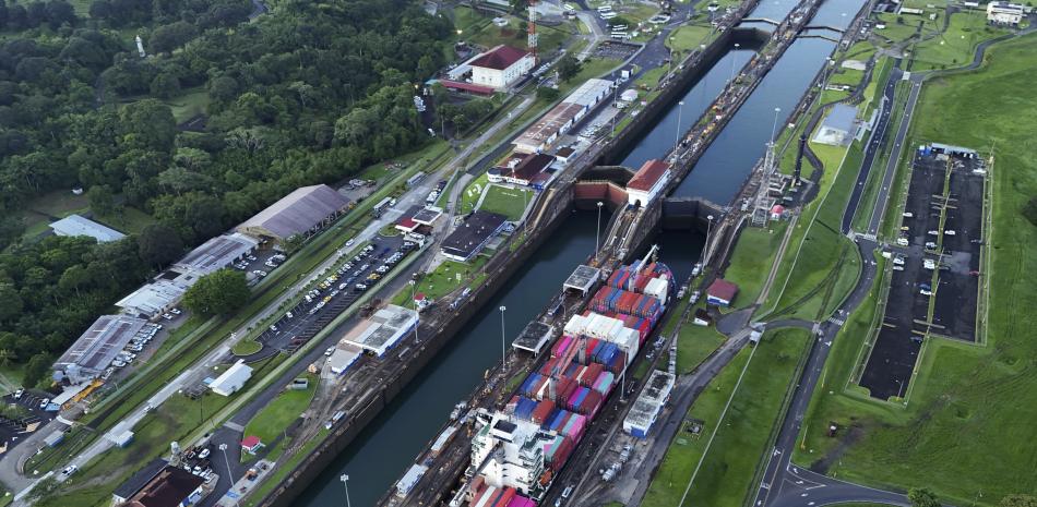 Un buque de carga atraviesa las Esclusas de Agua Clara del Canal de Panamá en Colón, Panamá, el 2 de septiembre de 2024. El presidente de Panamá, José Raúl Mulino, afirmó el domingo 22 de diciembre de 2024 que el Canal de Panamá seguirá siendo panameño, en respuesta a las declaraciones del presidente electo de Estados Unidos, Donal Trump, sobre la posibilidad de pedir que se devolviera el Canal a Estados Unidos.