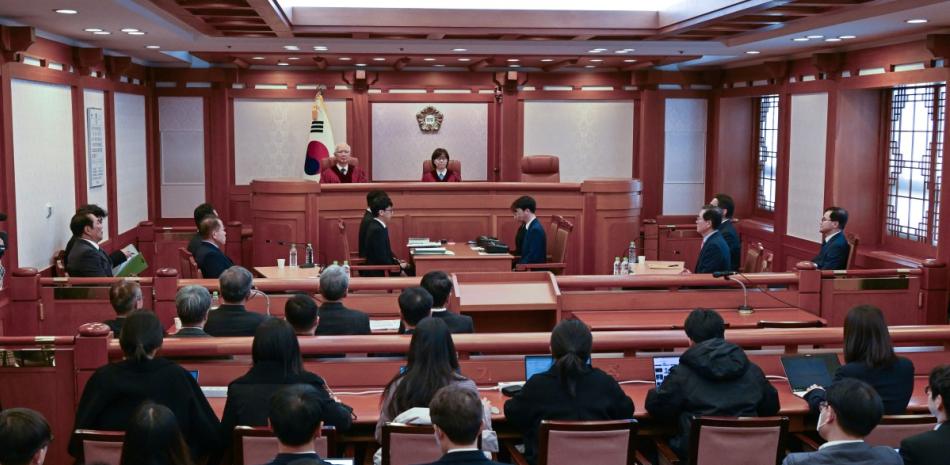 Los jueces del Tribunal Constitucional de Corea del Sur Lee Mi-son y Cheong Hyung-sik asisten a la primera vista preparatoria de un juicio sobre la validez de la destitución de Yoon Suk Yeol por la Asamblea Nacional el 27 de diciembre de 2024