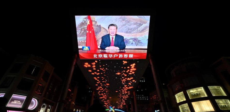 Una gran pantalla muestra al presidente chino, Xi Jinping, pronunciando un discurso antes de las celebraciones de Nochevieja en Pekín, el 31 de diciembre de 2024