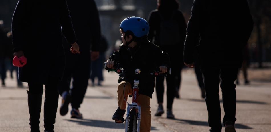 Un niño pasea en su bicicleta en el parque del Retiro, a 25 de diciembre de 2022, en Madrid (España).