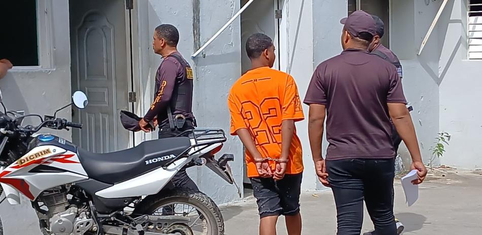 Momento de la entrega de los jóvenes involucrudados en tiroteo de Barahona.