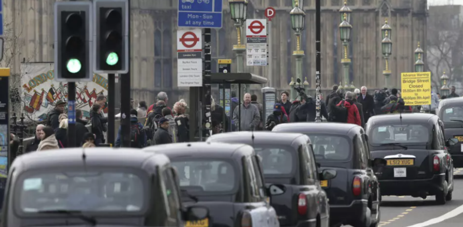 Hay una escasez de 14.000 conductores de taxis tradicionales