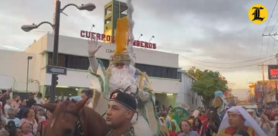 A bordo de caballos y utilizando sus emblemáticas vestimentas, así llegaron este domingo los tres Reyes Magos a las calles del Distrito Nacional para compartir alegría y felicidad.<br /><br />https://listindiario.com/la-republica/20250106/reyes-magos-llenan-alegria-calles-distrito-nacional_840237.html<br />