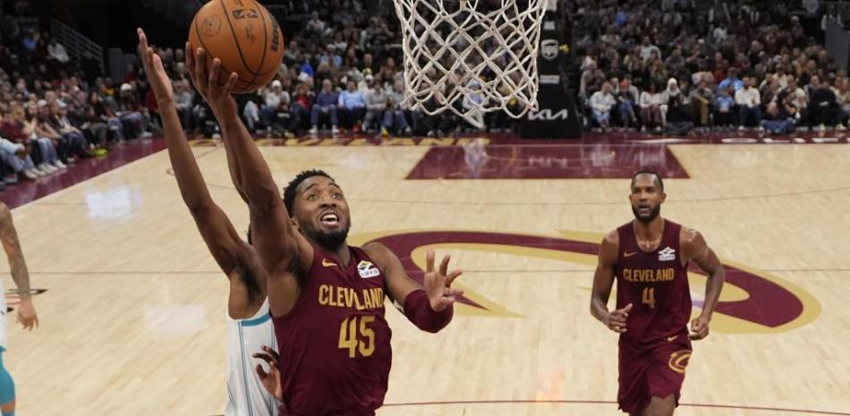 Donovan Mitchell (45), de los Cavaliers de Cleveland, busca encestar frente a Brandon Miller, de los Hornets de Charlotte, en la segunda mitad del juego de baloncesto de la NBA en Cleveland.