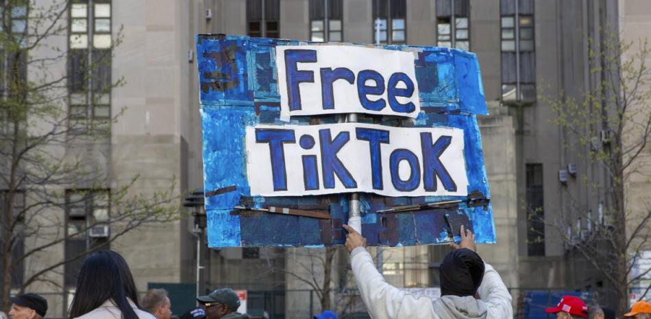 Un hombre lleva un cartel con la leyenda “Free TikTok” (“Liberen a TikTok) frente al juzgado donde se inició el juicio contra Donald Trump por pagos indebidos, el 15 de abril de 2024, en Nueva York.