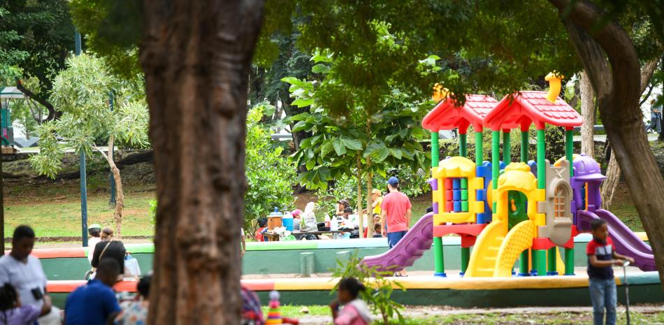 Momentos de recreación en parque locales donde familias deciden pasar el feriado.