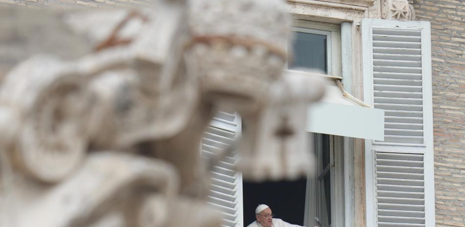 El papa Francisco saluda durante la oración del Ángelus con motivo del día de la Epifanía desde la ventana de su estudio con vista a la Plaza de San Pedro, en el Vaticano, ayer.