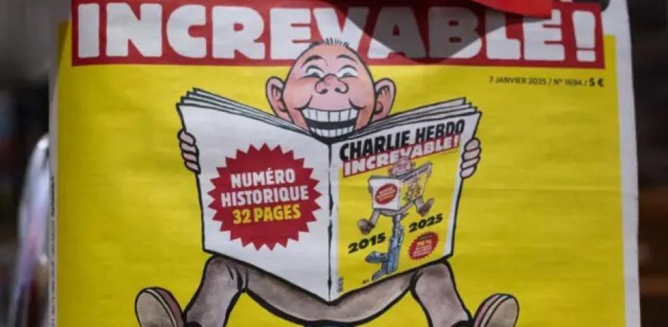 Esta fotografía muestra una vista de una edición especial del periódico satírico francés Charlie Hebdo antes del décimo aniversario del ataque a Charlie Hebdo, en un quiosco de venta de prensa en París, ayer 6 de enero de 2025.