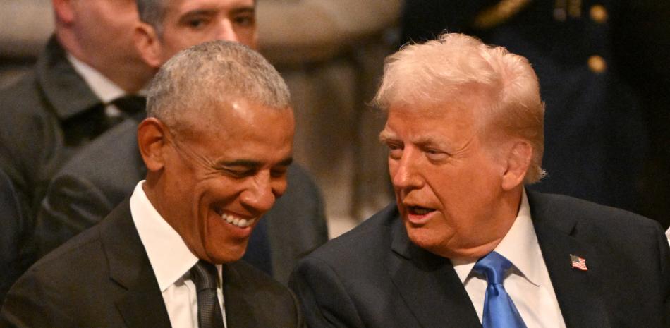El expresidente estadounidense Barack Obama habla con el presidente electo Donald Trump
