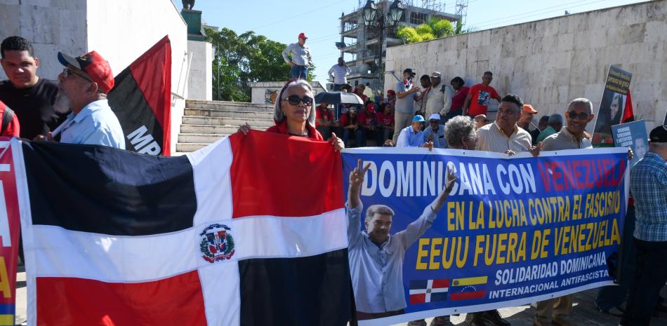 Domicanos en Plaza Bolívar de Santo Domingoprotestan en contra del gobierno de González Urrutia.