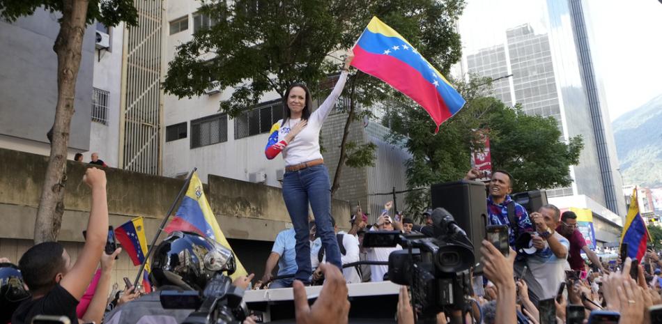 La líder de la oposición María Corina Machado le habla a sus partidarios durante una protesta contra el presidente venezolano Nicolás Maduro, el día antes de su toma de posesión para un tercer mandato