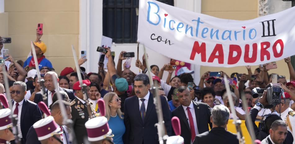 El presidente venezolano, Nicolás Maduro, y su esposa Cilia Flores llegan a la Asamblea Nacional para su ceremonia de juramento para un tercer mandato en Caracas, Venezuela, el viernes 10 de enero de 2025. (AP Foto/Matías Delacroix)