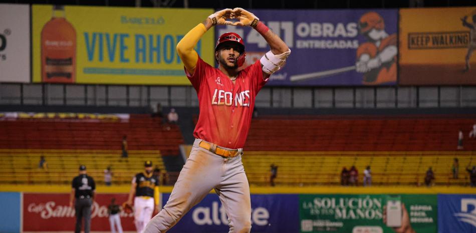 José Sirí levanta los brazos mientras recorre las bases tras disparar un vuelacercas en el partido que los Leones se impusieron a las Aguilas.