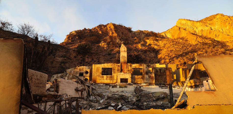 Una casa quemada destruida por el incendio Palisades se ve a lo largo de la autopista de la costa del Pacífico en Malibú, California, el 10 de enero de 2025