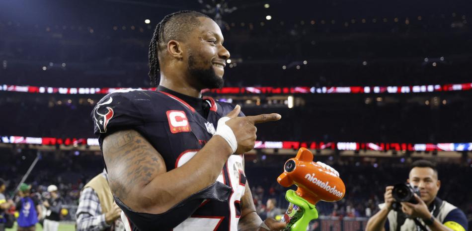 Joe Mixon # 28 de los Houston Texans celebra después de derrotar a Los Angeles Chargers 32-12 durante los Playoffs de comodines de la AFC en el NRG Stadium el 11 de enero de 2025 en Houston, Texas.