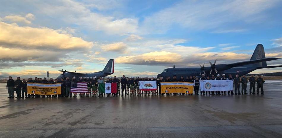 Fotografía cedida por la Presidencia de México, de un equipo de ayuda para combatir en California, Estados Unidos, los incendios forestales este sábado, desde el Aeropuerto Internacional Felipe Angeles, en el municipio de Zumpango (México). El Gobierno mexicano, encabezado por la presidenta Claudia Sheinbaum, informó que este sábado viajó un grupo especial de ayuda humanitaria a California, Estados Unidos, para apoyar en el combate contra incendios forestales que afectan la región sur del estado.