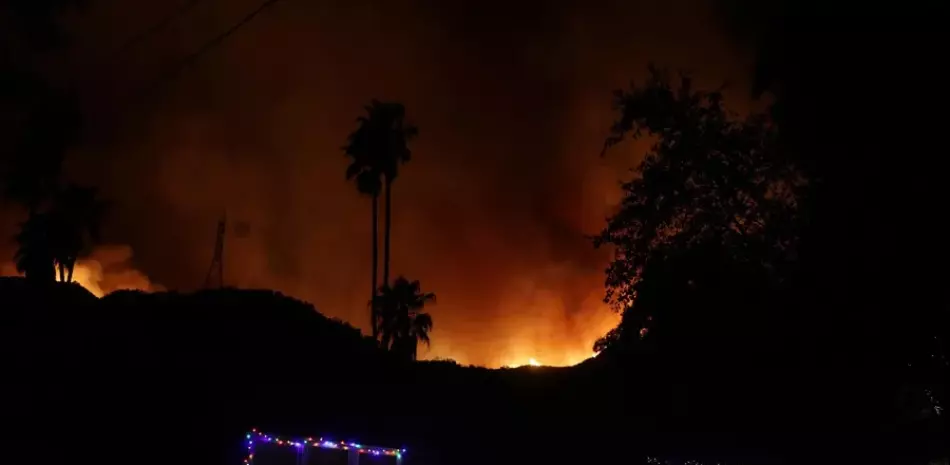 Fotografía del incendio forestal de Palisades en la zona de Mandeville Canyon en Los Angeles, California, EE.UU