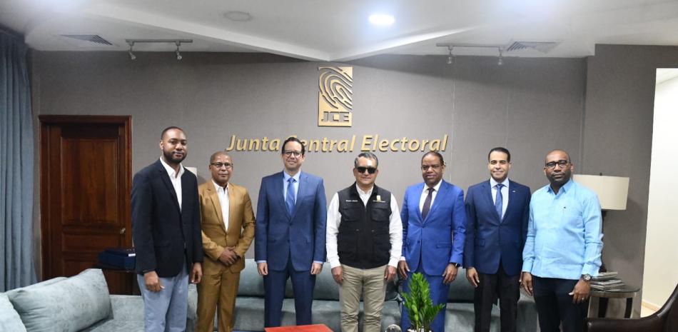 Comisión de delegados del PRM, FP y PLD durante visita al presidente de la Junta Central Electoral (JCE).