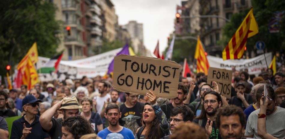 Manifestación contra el turismo masivo, en el centro de Barcelona, España