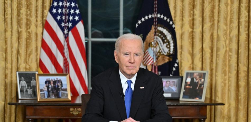 El presidente estadounidense Joe Biden observa después de pronunciar su discurso de despedida a la nación desde la Oficina Oval de la Casa Blanca en Washington, DC, el 15 de enero de 2025.