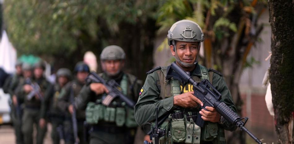La policía patrulla en Tibú, Colombia, el martes 21 de enero de 2025, luego de ataques guerrilleros que mataron a decenas de personas y obligaron a miles a huir de sus hogares en la región del Catatumbo.