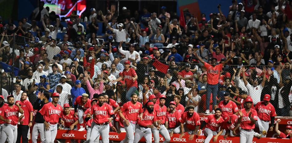 Jugadores de los Leones del Escogido festejan la corona conquistada por este equipo tras derrotar al Licey en el séptimo partido de la final.