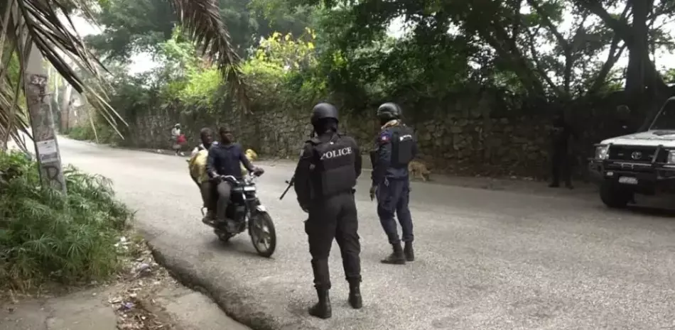 Efectivos de la Policía Nacional de Haití ddurante un control