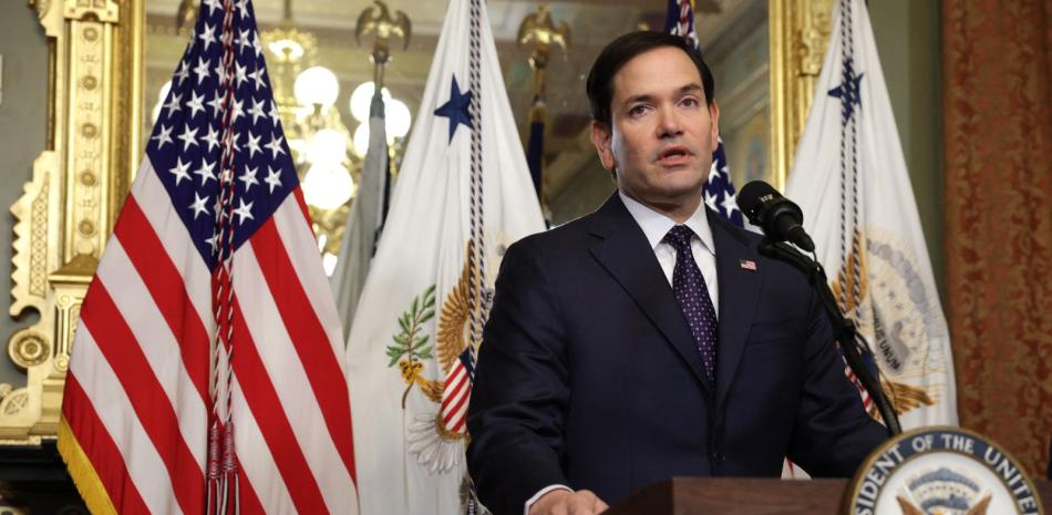 El recién confirmado Secretario de Estado de los Estados Unidos, Marco Rubio, habla durante una ceremonia de juramento en la oficina ceremonial del vicepresidente en el edificio de oficinas ejecutivas de Eisenhower el 21 de enero de 2025 en Washington,