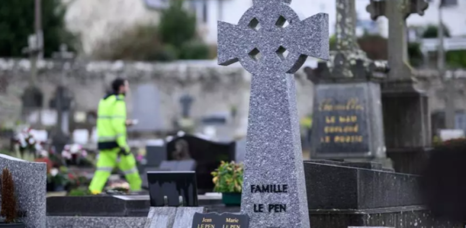 La parcela de la familia Le Pen en el cementerio de La Trinite-sur-Mer, el 7 de enero de 2025, pocas horas después de la muerte del político francés de extrema derecha Jean-Marie Le Pen.