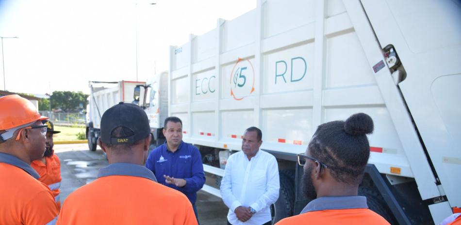 Ángel Aquino y Roquelito García durante el inicio del operativo de limpieza en Puerto Plata.