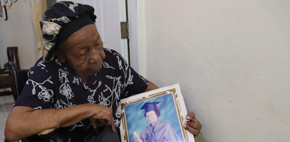 Empeora salud de doña Juana, la madre de la profesora Francisca, asesinada en Manoguayabo