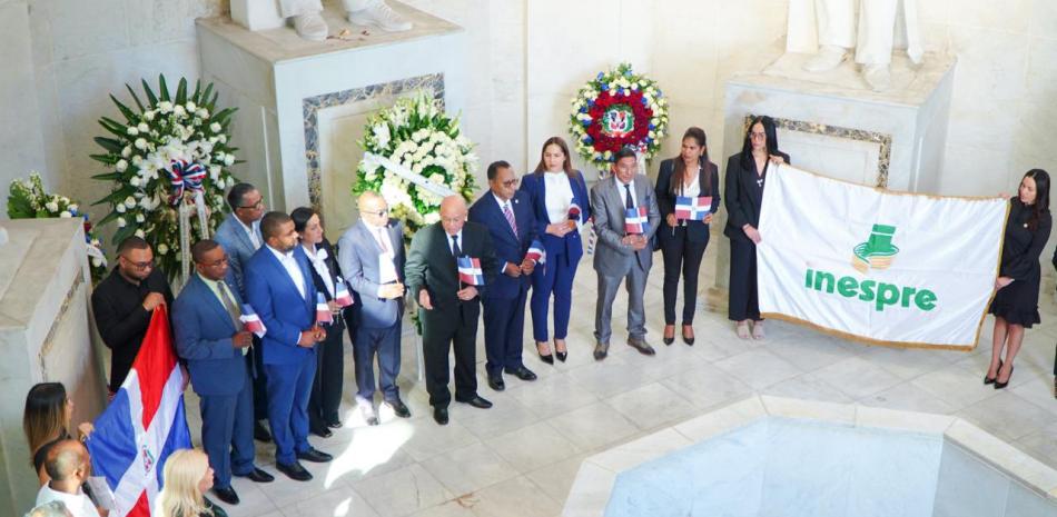 El director del Inespre, David Herrera, encabeza una ofrenda floral en el Altar de la Patria.