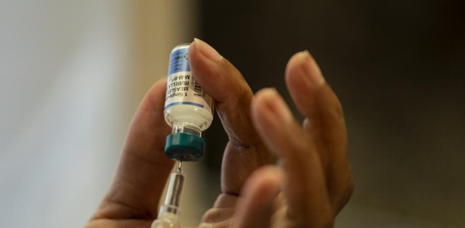 (ARCHIVOS) Una enfermera prepara la vacuna contra el sarampión, las paperas y la rubéola en el Departamento de Salud del condado de Rockland en Haverstraw, condado de Rockland, Nueva York, el 5 de abril de 2019.