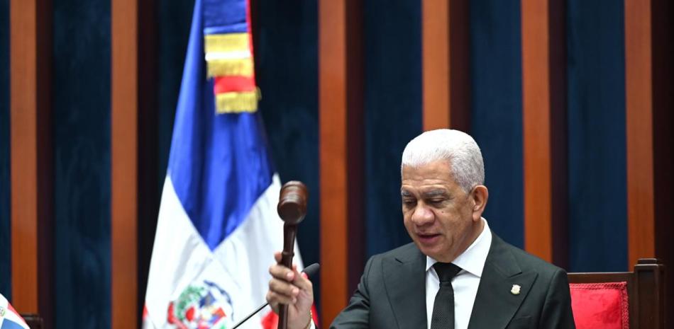 Fotografía muestra a presidente del Senado, Ricardo de los Santos.