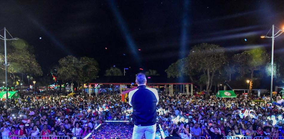 Eddy Herrera ante la multitud congregada en el Parque Eugenio María de Hostos del Malecón capitaleño.