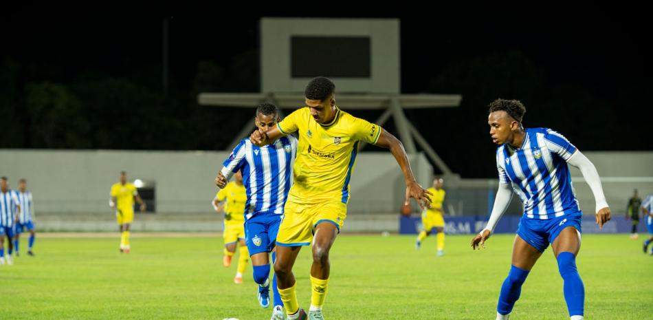 Anyelo Gómez busca posición para marcar el único gol del choque.