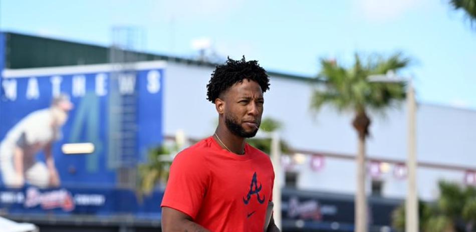 Jurickson Profar, de los Bravos, mientas salía del terreno en el partido contra los Piratas.