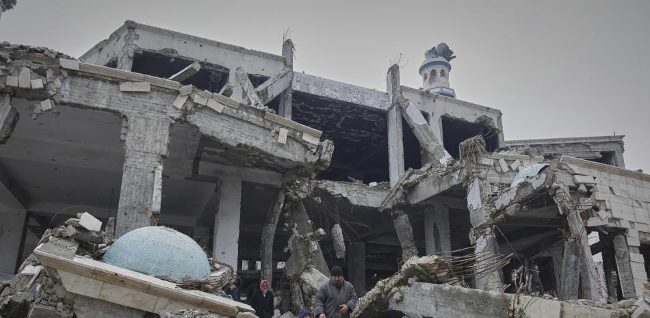 La mezquita Imam Shafi'I del distrito Zeitoun de Ciudad Gaza, que fue bombardeada por Israel, el 7 de marzo del 2025.  (AP foto/(AP Photo/Jehad Alshrafi)