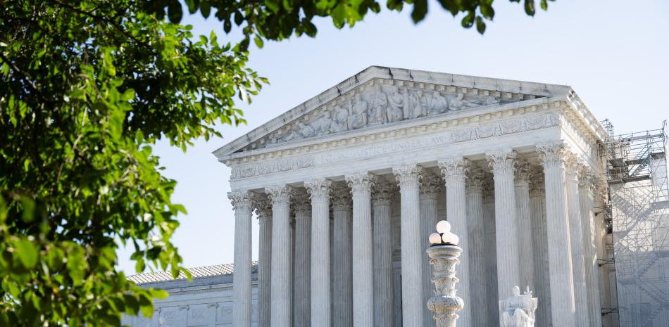 La Corte Suprema de Estados Unidos en Washington, D.C., el 7 de octubre de 2024. El 26 de marzo de 2025, la Corte confirmó una regulación federal de la era Biden sobre las "armas fantasma" irrastreables (armas de fuego vendidas en kits fáciles de ensamblar), lo que representó una derrota para el poderoso lobby de las armas. Los fabricantes de armas y los grupos defensores de los derechos de las armas habían impugnado una norma de 2022 de la Oficina de Alcohol, Tabaco, Armas de Fuego y Explosivos (ATF) que exige que las armas fantasma, al igual que otras armas de fuego, tengan números de serie y que sus compradores se sometan a una verificación de antecedentes. (Foto de SAUL LOEB / AFP).