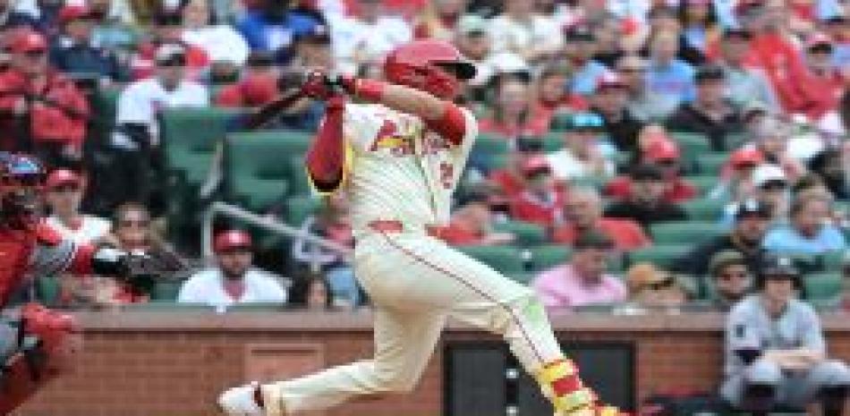 Lars Nootbars al momento de conectar imparable remolcador en la victoria de los Cardenales.