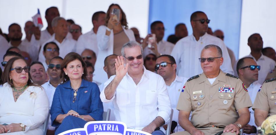 Acompañado de Raquel Peña y funcionarios, Luis Abinader encabzó actividades patrióticas en Santiago.