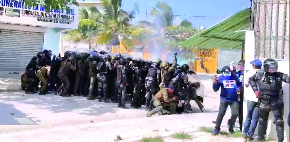 Agentes policiales y efectivos del Ejército hacen uso de bombas lacrimógenas en medio de disturbios ocurridos durante la marcha hacia el Hoyo de Friusa.
