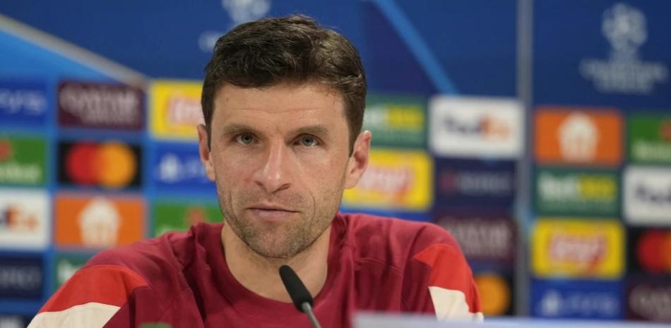 Thomas Mueller del Bayern Múnich comparece en una rueda de prensa, el 28 de enero de 2025.