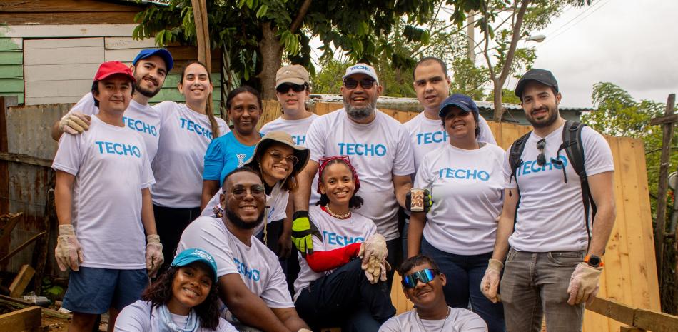 Voluntarios de Porsche y TECHO se unen para construir viviendas