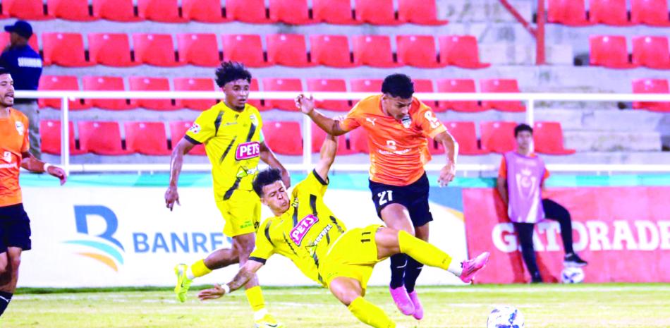 Acción del choque que efectuaron este viernes los conjuntos Cibao y Moca FC, el cual fue ganado por los primeros.