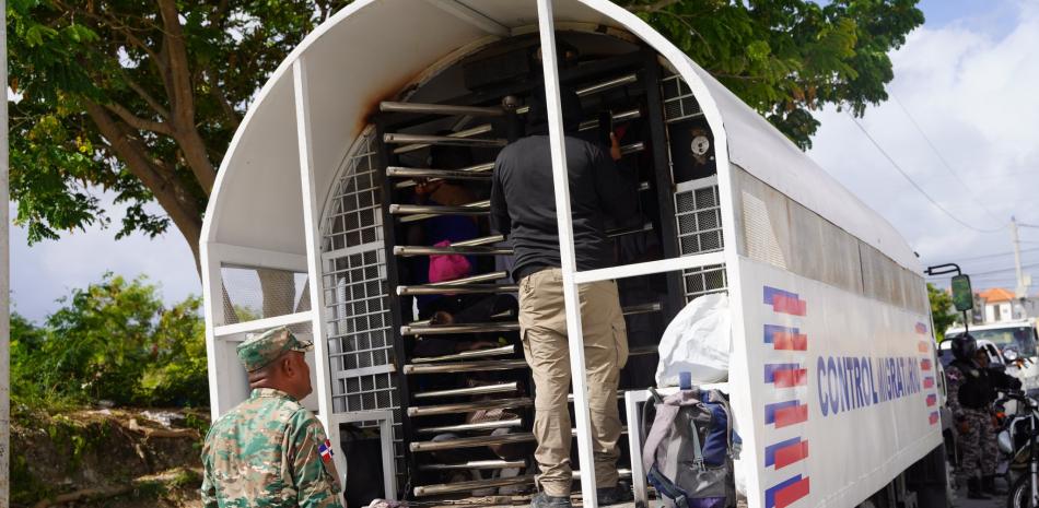 Operativos de Migración en Mata Mosquito y El Hoyo de Friusa en Bávaro