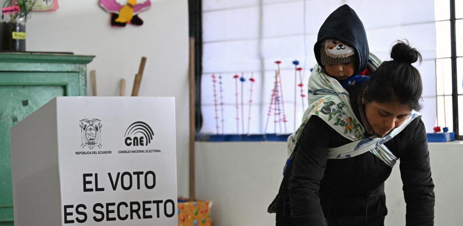 Una mujer indígena kichwa kayambi ecuatoriana vota durante la segunda vuelta de las elecciones presidenciales en Cangahua, provincia de Pichincha, Ecuador, el 13 de abril de 2025