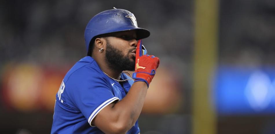 Vladimir Guerrero Jr hace un gesto de silencio luego de disparar un vuelacercas este viernes ante los Yankees.