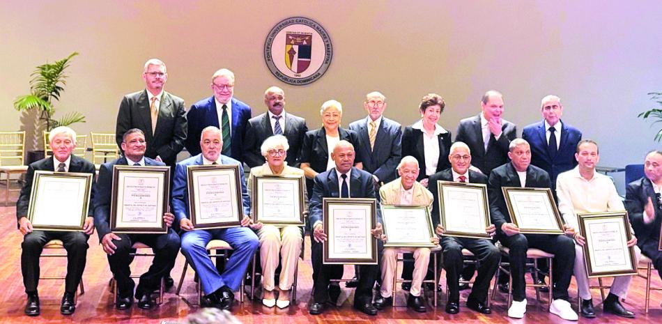 Los inmortales del Deporte de Santiago, sentados: Eladio -Yayo- Almonte (Baloncesto), Guadalupe -Lupe- Álvarez (Softbol), Guillermo Cabrera (Natación) representado por Willy Perdomo, Héctor Luís Camacho (Béisbol), Rafael Leocadio Grullón Belliard (Propulsor Deportivo), Fernando Arturo Ortega Fermín (Softbol), César -Patico- Polanco (Boxeo), Cristóbal Tavárez (Propulsor Deportivo) y Kenzo Yamamoto (Judo),